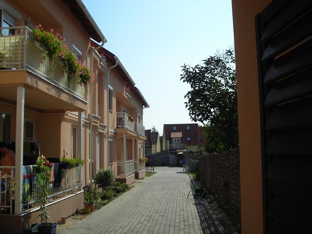 Atmoszfera Apartman Sarvar Bilik gambar