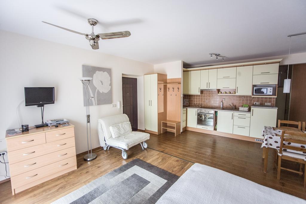 Atmoszfera Apartman Sarvar Bilik gambar